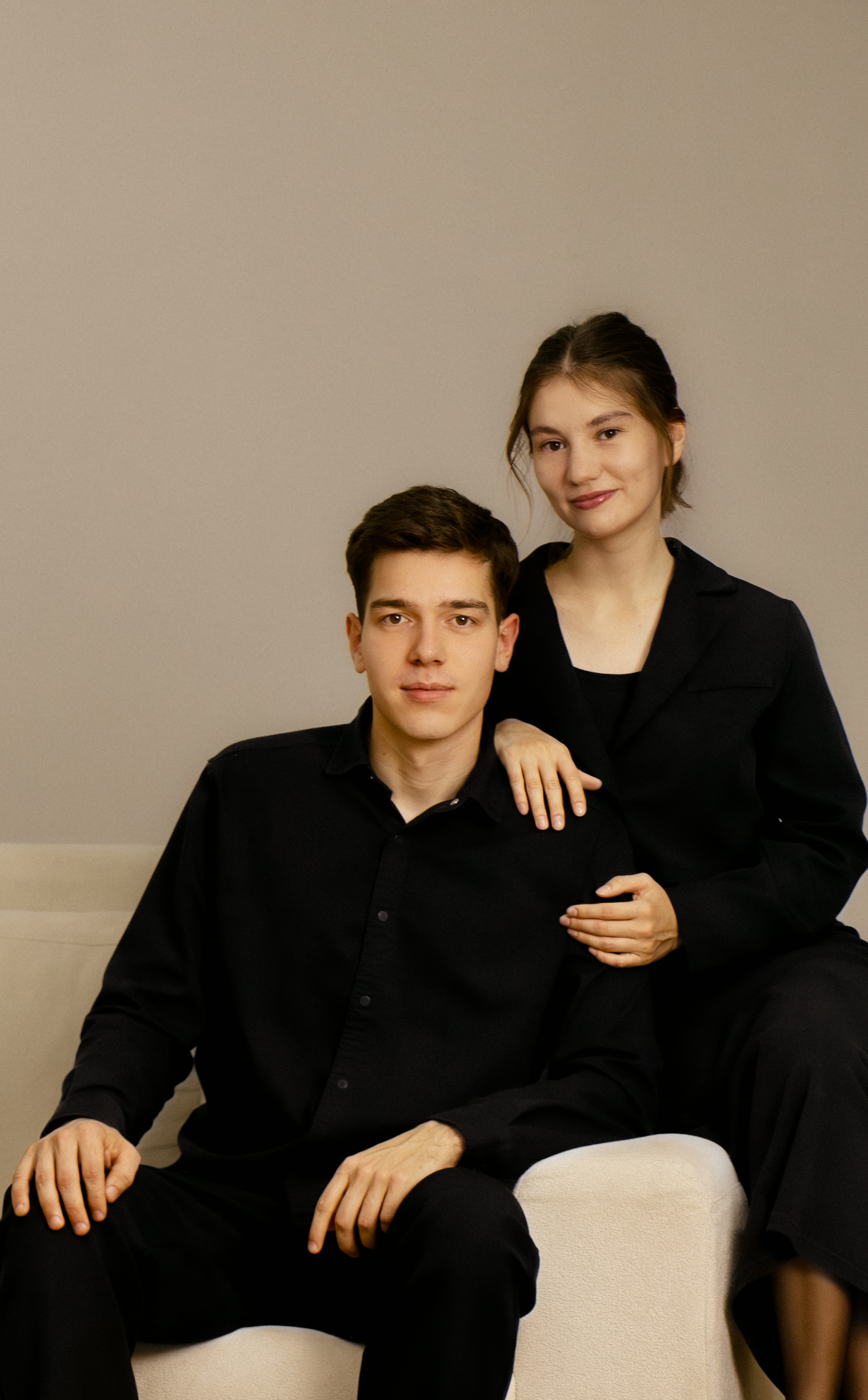 Андрей и Юстина в кресле